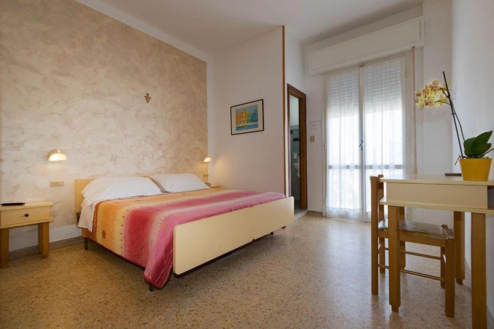 Hotel Cosmos Римини Экстерьер фото