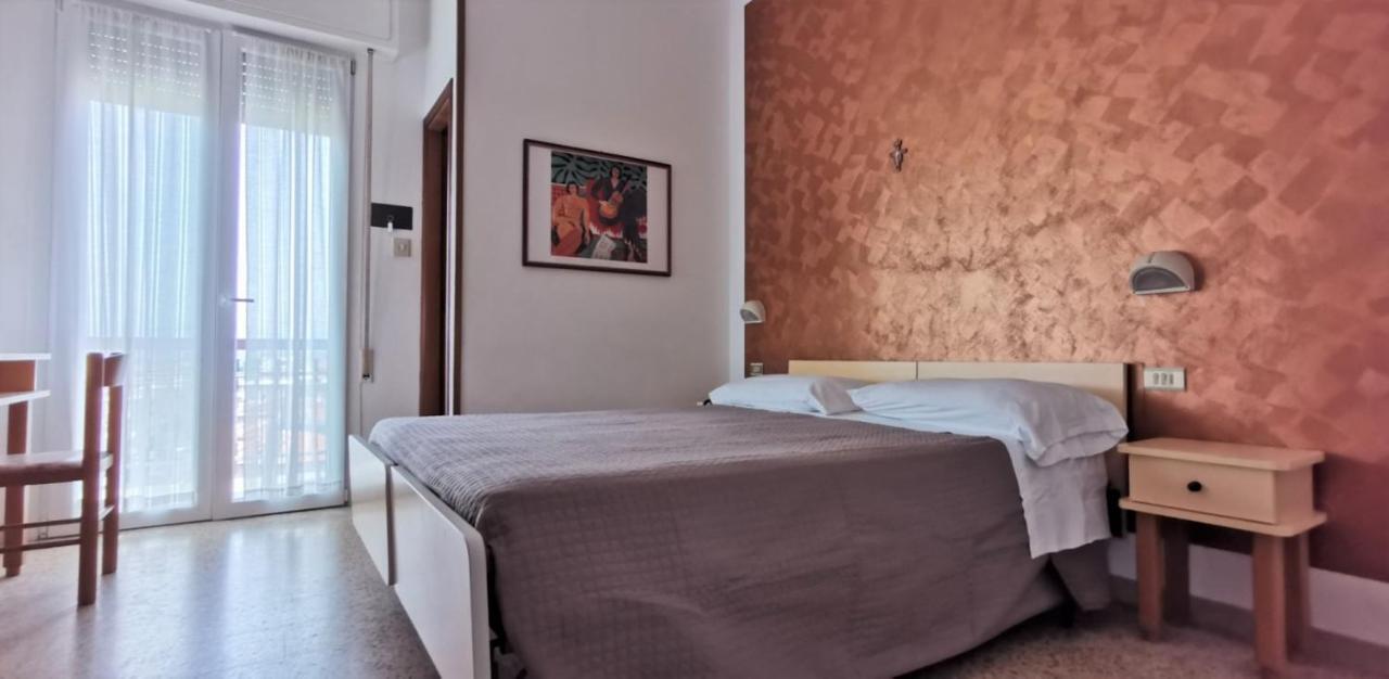 Hotel Cosmos Римини Экстерьер фото