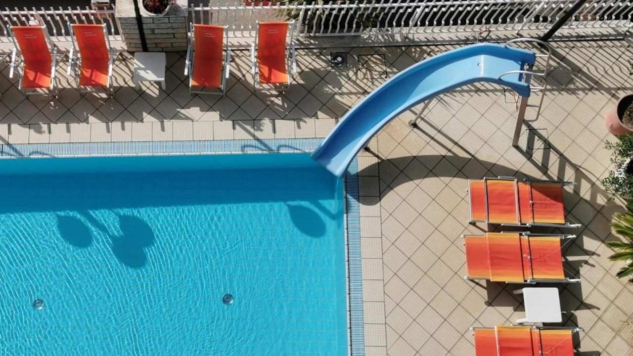 Hotel Cosmos Римини Экстерьер фото